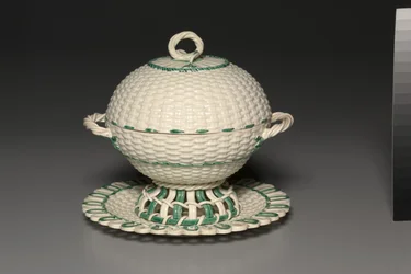 Korg med flätat arbete på stativ, tillverkad av Wedgwood Factory, ca 1780-1840