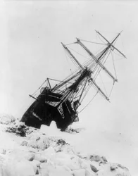 Imperial Trans-Antarctic Expedition: Endurance fast i ett ishinder, ca 1914-17 (foto)