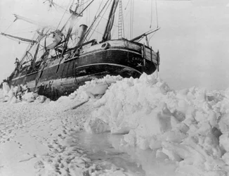 Imperial Trans-Antarctic Expedition: Endurance fastnade i ett isflak, ca 1914-17 (foto)