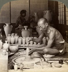En krukmakare och hans hjul, skapar en vas av Awata-porslin, Kinkosan-verk, Kyoto, Japan, 1904