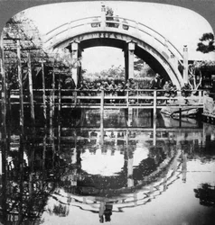 En halvcirkelformad bro i Japan, 1896.