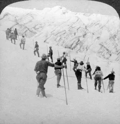 Uppför ett brant snöfält, Stevens Glacier, Mount Rainier, Washington, USA.