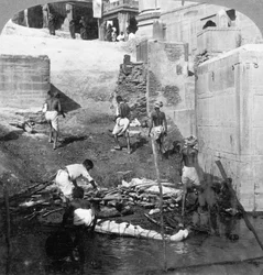 Badning och bränning av hinduiska döda, Benares Varanasi, Indien 1903.