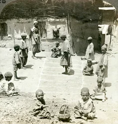 Barn som leker hopscotch, Kashmir, Indien, c1900-talet.