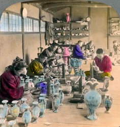 Utsmyckning av Awata porslinsvaror i de berömda Kinkosan-verken, Kyoto, Japan, 1904