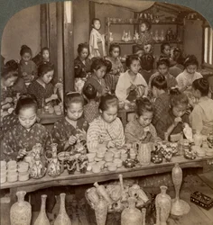 Fabriksflickor som dekorerar billig keramik för utländska marknader, Kyoto, Japan, 1904