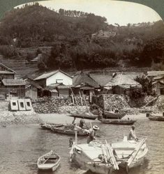 Fiskebyn Obatake vid Inlandshavet, tittar norrut mot de terrasserade risfälten, Japan, 1904