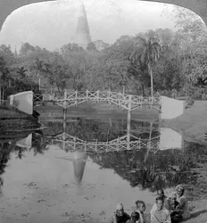 Fästningsträdgårdar och Shwedagonpagoden, Rangoon, Burma, omkring 1900.