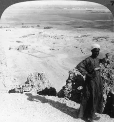 Från de höga klipporna vid Der-el-Bahri över slätten till Luxor, Thebe, Egypten, 1905.