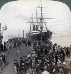 Hälsningar till nykomlingar på piren bredvid Pacific Mail SS China, i Yokohama, Japan, 1904.