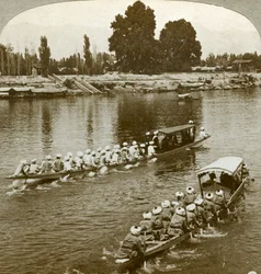 Lady Curzxon reser på statens pråm i Maharaja, Kashmir, Indien, c1900-talet.