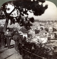 Ser sydost från Suwa-yamas tallkrönta höjder över Kobe, Japan, 1904