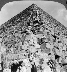 Tittar upp i det nordöstra hörnet av den stora pyramiden, Egypten, 1905.