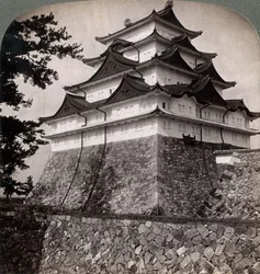 Medeltida vallgravsslott av japanska prinsar, ibland använd av Mikado Nagoya, Japan, 1896