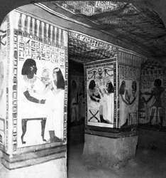 Målad gravkammare huggen i klippan vid Thebe, Egypten, 1905.