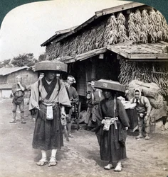 Pilgrimstiggare som slår små gongonger, nära Kawaguchisjön, Japan, 1904