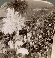 Shintoprocession som bär heliga föremål över en bro till Imperial Museum, Kyoto, Japan, 1904.