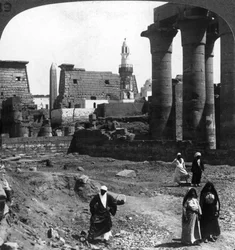Den muslimska moskén vid Luxortemplets hov, Thebe, Egypten, 1905.
