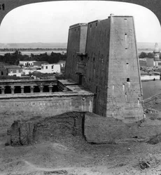 Pylonen och gården till Horus tempel i Edfu, Egypten, 1900.