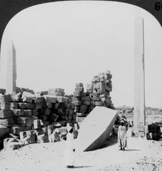 Den högsta obelisken i Egypten, i templet i Karnak, Thebe, Egypten, 1905.