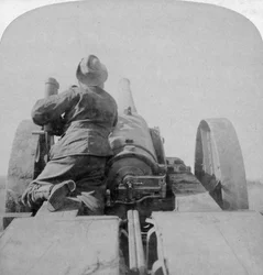 Utbildning av en av HMS Monarchs 4,7 tums kanoner på Pretoria-forten, Sydafrika, 4 juni 1900.