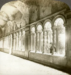Vridna kolonner i klostret, Basilica of St Paul utanför murarna, Rom, Italien.