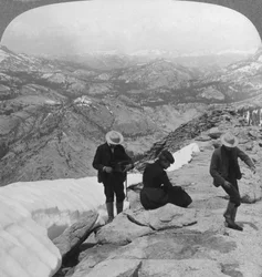 Utsikt från Clouds Rest över Tenaya Lake till det avlägsna Matterhorn, Kalifornien, USA, 1902