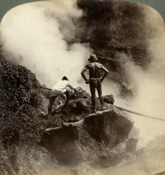 Se ett utbrott av ånga och kokande lera halvvägs upp i vulkanen Aso-san, Japan, 1904