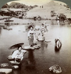 Kvinnor som korsar sjön på trappstenar, Suizen-ji Garden, Kumamoto, Japan, 1904.
