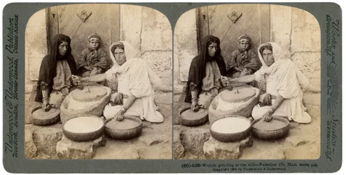 Kvinnor som maler vid bruket, Palestina, 1900.