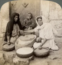 Kvinnor som maler vid bruket, Palestina, 1900.