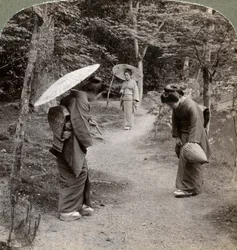 Kvinnor i Kinkaku-ji-templets trädgård, Kyoto, Japan, 1904.