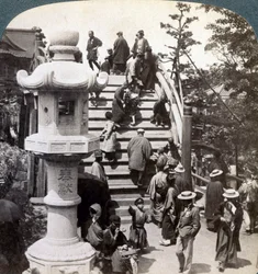 Tillbedjare som korsar den halvcirkelformade bron till Kameido-templet bortom, tittar norrut, Tokyo, Japan,