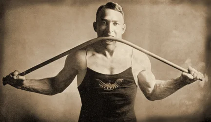 Californian Strongman Mr P. A. Linebarger böjer en järnstång med sina tänder, San-Francisco c.1922