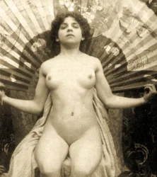 Naken kvinna poserar med en stor solfjäder, ca 1900 (sepiafoto)