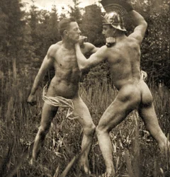 Fightingbattle poserar med en romersk hjälm, ca 1910 (sepiafoto)
