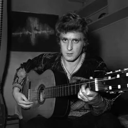 Franske sångaren Christophe (Daniel Bevilacqua) målar en duk hemma, 18 november 1969