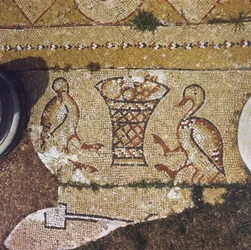 Libanon, del av en bysantinsk mosaik bland ruinerna av Beit Meri.
