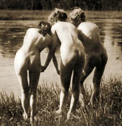 Three Graces , a Female Naken Trio, ca 1900 (sepiafoto)