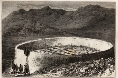 En guebra (eller zoroastrisk) kyrkogård nära Teheran (Iran), i form av ett stort torn med en omkrets av 60 meter och en höjd av 5 meter; interiören är arrangerad i makonnerade lådor, var och en fungerar som en ingång till valven eller ben som deponeras