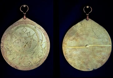 En astrolabium, ett astronomiskt mätinstrument som används av navigatörer, från 1400-talet. Privat samling.