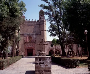 Art Mexico: utsikt över Augustinerklostret (klostret San Augustin Acolman) från 1571. Korset är gjort av Tequitquis inhemska konstnärer. Mexiko. Acolman