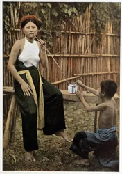 Asiatisk kvinna som röker opium, cirka 1898