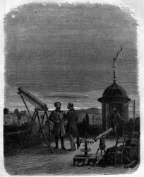 Astronomer observerar med sina astronomiska glasögon planeten Merkurius på himlen i Paris, 17 februari