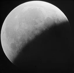Astronomisk glasplåtsbild av månförmörkelsen på månen (1910)