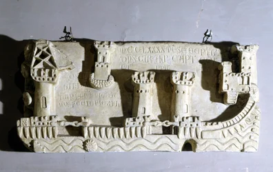 Basrelief som representerar den gamla hamnen i Pisa. Vi märker att kedjorna blockerar tillgången till hamnen, tagna av Genua som en trofé efter slaget vid Meloria mot Korsika. Genua, Peglis sjömuseum. 1290.
