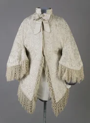 Bertha Palmers kappa, ca 1870 (framifrån), Ribbad sidenmoiré, fransar och kristallpärlor