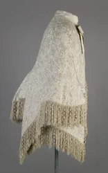 Bertha Palmers kappa, ca 1870 (vy från sidan), ribbad sidenmoiré, fransar och kristallpärlor
