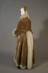 Bertha Palmers vinterkappa, ca 1885 (baksidan snett), siden sammet och lammull.