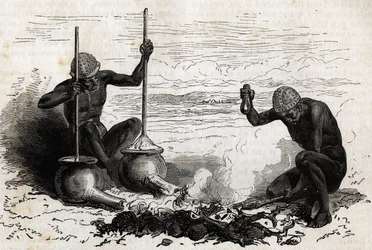 Smeder Lakoutas (stam belägen i Upper Nile-regionen), en kluven trägren fungerar som tång, två stenar fungerar som hammare och städ, två lerkrukor med långa rör vid basen fungerar som bälg för koleld, krukorna är fasta av en bit av s
